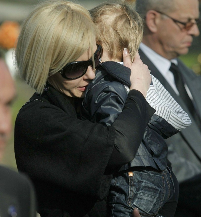 Joanna Racewicz na pogrzebie męża, Pawła Janeczka. Na rękach trzyma 2-letniego synka / TRICOLORS/East News  /East News