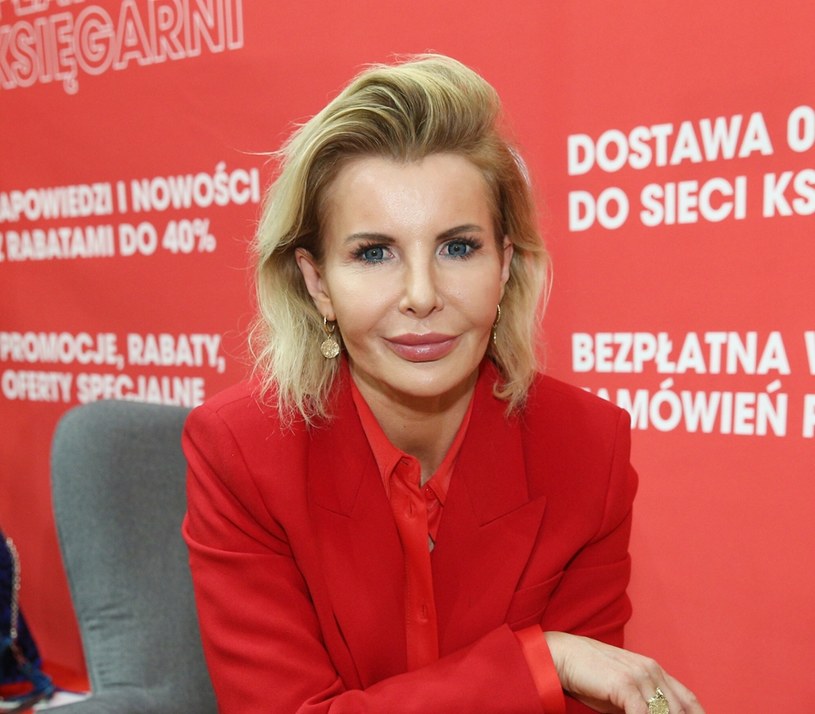 Joanna Racewicz uwielbia czerwień. Warto się zainspirować stylizacjami dziennikarki /Damian Klamka/East News /East News