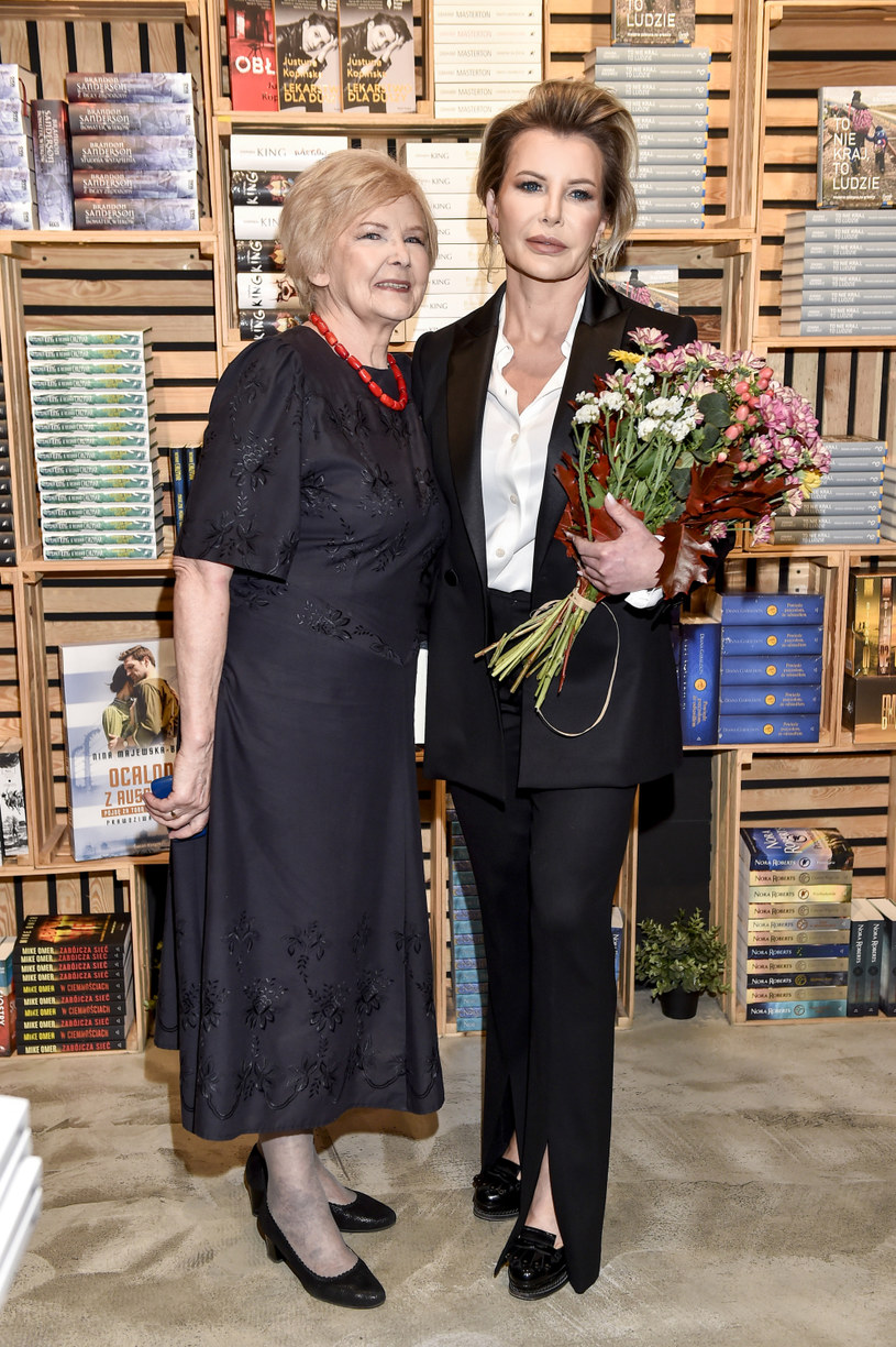 Joanna Racewicz wraz z mamą w warszawskiej Hali Koszyki / Niemiec  /AKPA