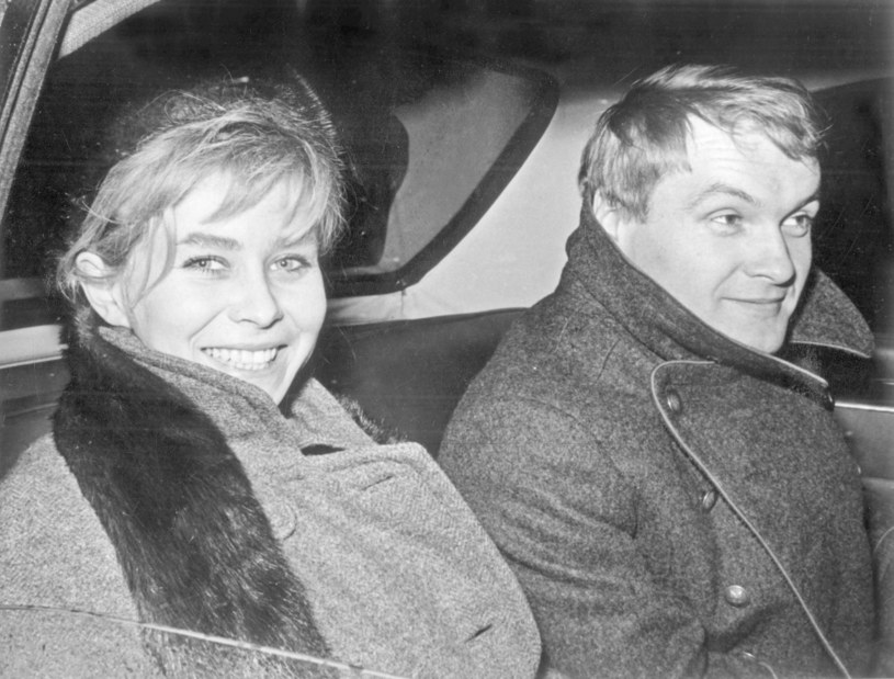 Joanna Szczerbic i Jerzy Skolimowski na lotnisku w Londynie 1966 /Bridgeman Images – RDA /Agencja FORUM