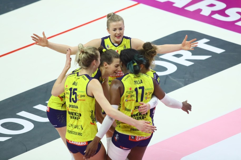 Joanna Wołosz i jej zespół podczas meczu z Unet E-Work Busto Arsizio /Lega Pallavolo Serie A /