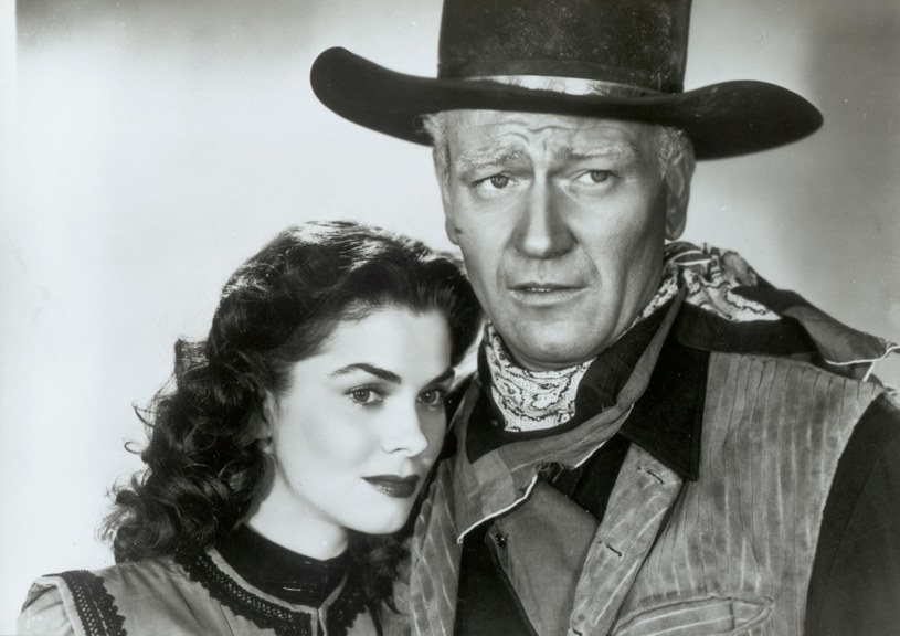 Joanne Dru i John Wayne w filmie "Rzeka Czerwona" (1948) /Bauer /AKPA