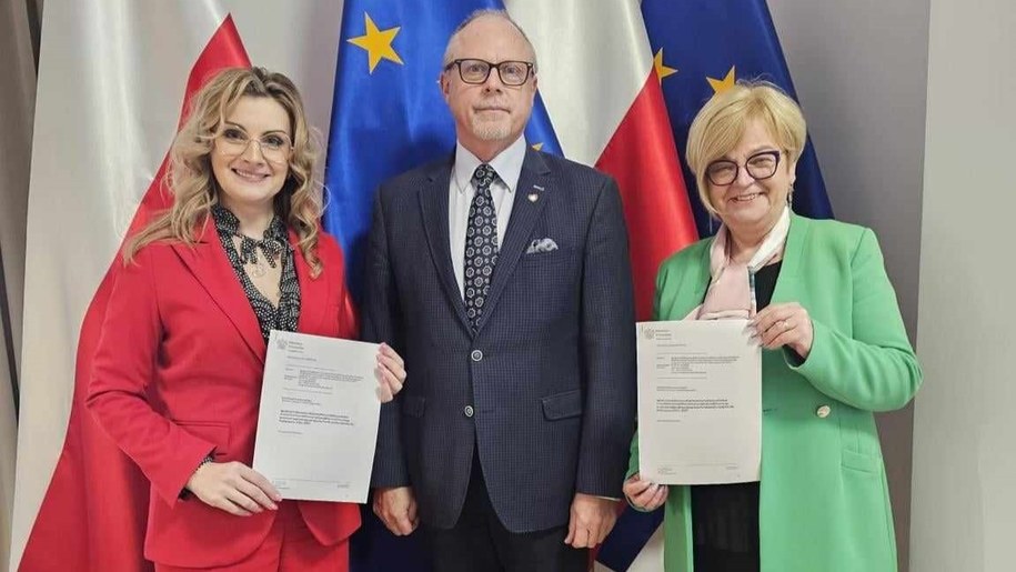 Joannta Frydrych (L), Jacek Protas (C), Teresa Kubas Hul (P) /Podkarpacki Urząd Wojewódzki w Rzeszowie /