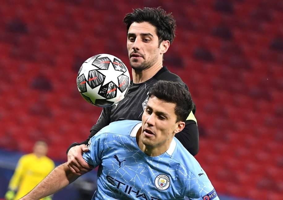 Joao Cancelao z Manchester City i Lars Stindl z Borussi Moenchengladbach /TIBOR ILLYES /PAP/EPA