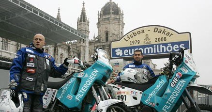 Joao Rolo (z lewej) i Nuno Santos przed startem Rajdu Dakar. Lizbona, 5 stycznia 2008 /AFP