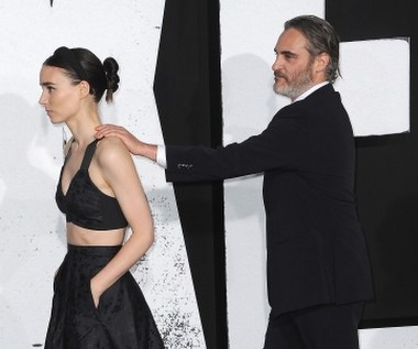 Joaquin Phoenix i Rooney Mara są zaręczeni od lipca 2019 r. Gwiazdorska para jest ze sobą od ponad 3 lat, jednak oboje robią wszystko, by prasa nie pisała o ich prywatnym życiu. Choć więc ich związek owiany jest tajemnicą, to amerykańskim dziennikarzom udało się dowiedzieć, że Mara i Phoenix chcą się pobrać w przyszłym roku. Ale może to być tylko przeciek kontrolowany, służący temu, by zmylić czujność dziennikarzy.

(PAP Life)