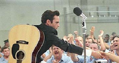 Joaquin Phoenix jako Johnny Cash podczas występu w Folson /AFP