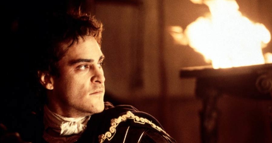 Joaquin Phoenix jako Kommodus w "Gladiatorze" (2000) /materiały dystrybutora