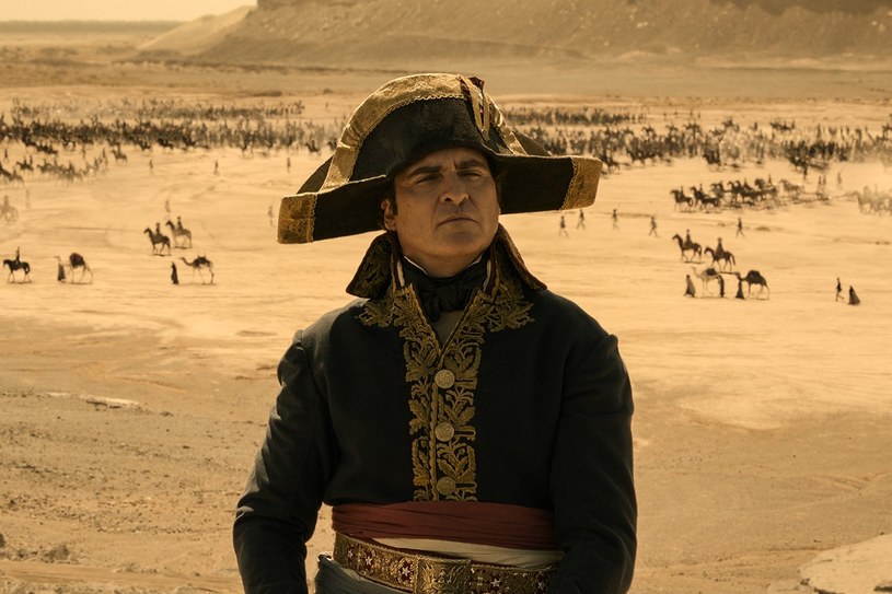 Joaquin Phoenix w scenie z filmu "Napoleon" /materiały prasowe