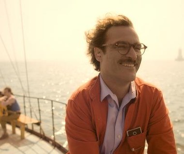 Joaquin Phoenix w scenie z filmu "Ona"