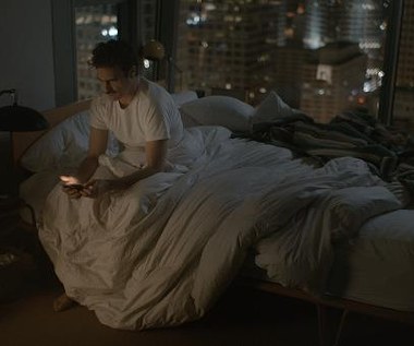 Joaquin Phoenix w scenie z filmu "Ona"