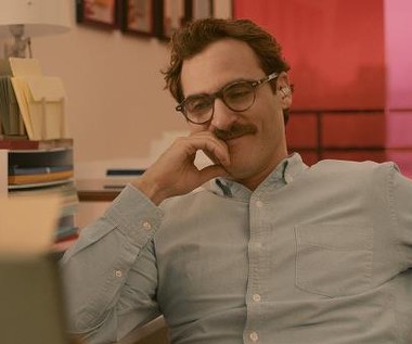Joaquin Phoenix w scenie z filmu "Ona"
