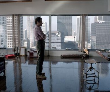 Joaquin Phoenix w scenie z filmu "Ona"