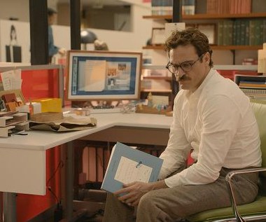 Joaquin Phoenix w scenie z filmu "Ona"