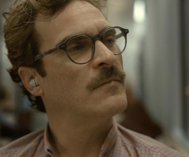 Joaquin Phoenix w scenie z filmu "Ona"