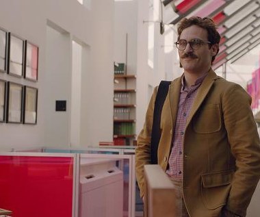 Joaquin Phoenix w scenie z filmu "Ona"