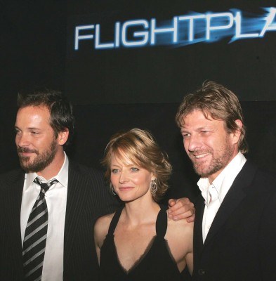 Jodie Foster (w środku) na premierze "Planu lotu" /AFP