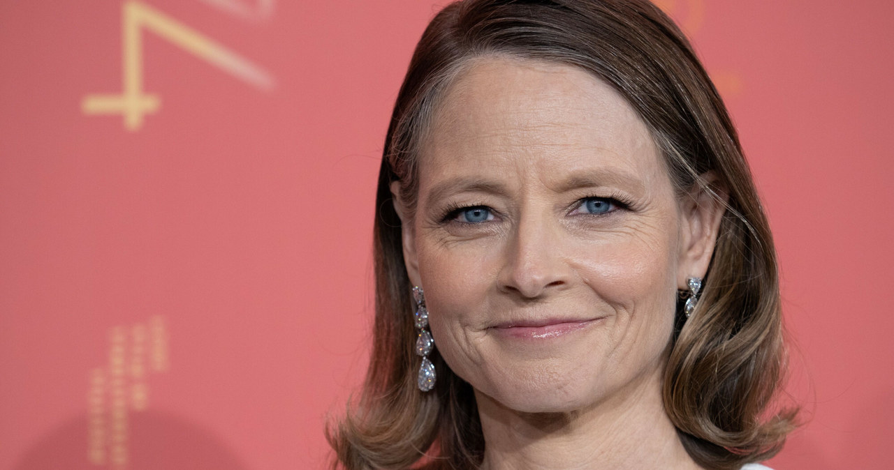 Jodie Foster zdecydowała się na dyskretny, elegancki makijaż /LAURENT LAURENT VU/SIPA /East News