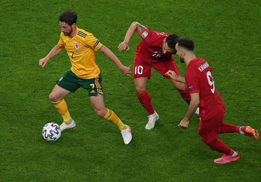 Joe Allen i Hakan Calhanoglu oraz Kenan Karaman /Dan Mullan / POOL /PAP/EPA