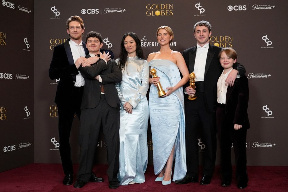 Joe Alwyn, Noah Jupe, Chloe Zhao, Jessie Buckley, Paul Mescal i Jacobi Jupe z nagrodą za najlepszy film dramatyczny - „Hamnet” - podczas 83. gali rozdania Złotych Globów /Chris Pizzello/Invision/East News /East News