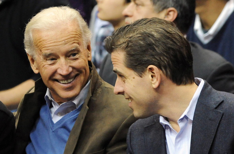 Joe Biden i jego syn Hunter na zdj. z 2010 r. /ALEXIS C. GLENN / POOL    /PAP/EPA