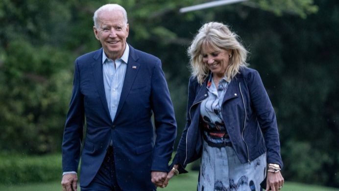 Joe Biden i Jill Biden są szczęśliwi - ich rodzina powiększyła się o kolejnego psa /Bloomberg /Getty Images