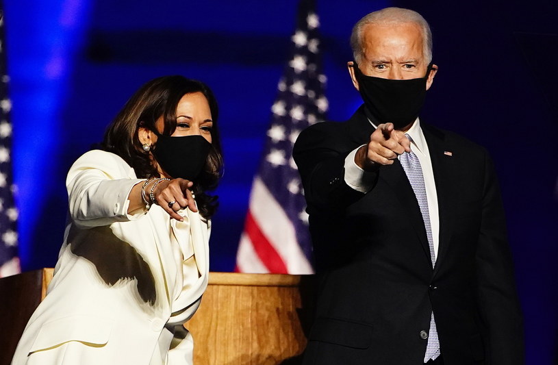 Joe Biden i Kamala Harris z nagrodą "Człowiek roku" tygodnika "Time" /JIM LO SCALZO /PAP/EPA