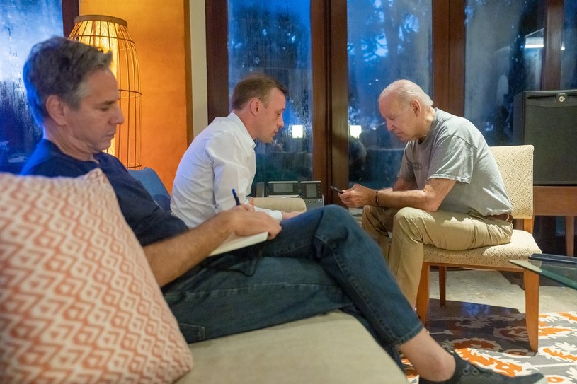 Joe Biden i sekretarz stanu USA Antony Blinken (na pierwszym planie) podczas rozmowy telefonicznej z Andrzejem Dudą /materiały prasowe