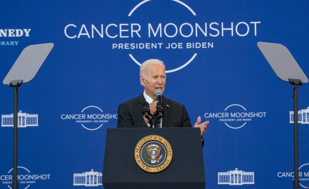 Joe Biden ogłasza strategię walki z rakiem. "Nowotwór nie dyskryminuje" 