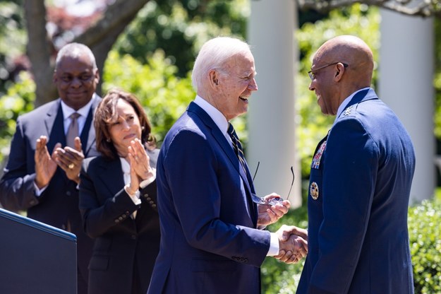 Joe Biden ogłosił nominację dla gen. C.Q. Browna na "pierwszego żołnierza Ameryki" /JIM LO SCALZO /PAP/EPA