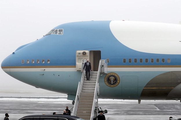 Joe Biden opuszczający pokład Air Force One /Peter Foley /PAP/EPA