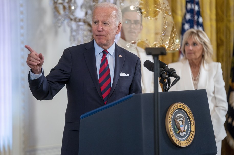 Joe Biden oskarżył koncerny naftowe o celowe podwyższanie cen paliw /SHAWN THEW    /PAP/EPA