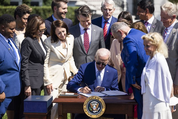 Joe Biden podczas podpisywanie ustawy. /JIM LO SCALZO /PAP/EPA