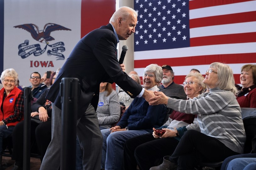 Joe Biden podczas spotkania z wyborcami w Iowa /AFP