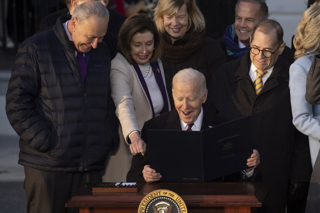 Joe Biden podpisuje ustawę /MICHAEL REYNOLDS    /PAP/EPA