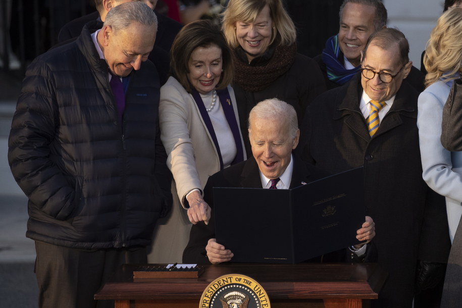 Joe Biden podpisuje ustawę /MICHAEL REYNOLDS    /PAP/EPA