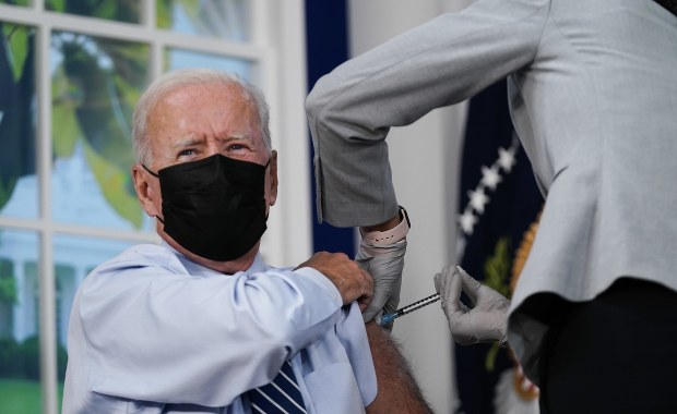 Joe Biden przyjął trzecią dawkę szczepionki przeciw Covid-19