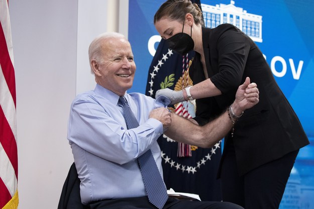 Joe Biden przyjmuje 4. dawkę szczepionki /MICHAEL REYNOLDS    /PAP/EPA