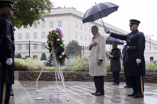 Joe Biden w czasie uroczystości upamiętniających ofiary ataków z 11 września 2001 r. /MICHAEL REYNOLDS    /PAP/EPA