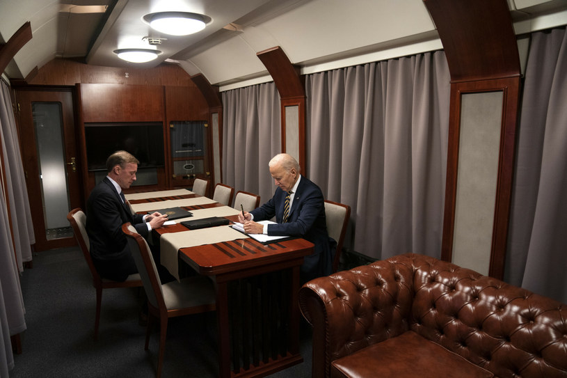 Joe Biden w pociągu z Kijowa do Przemyśla /Evan Vucci/Associated Press /East News