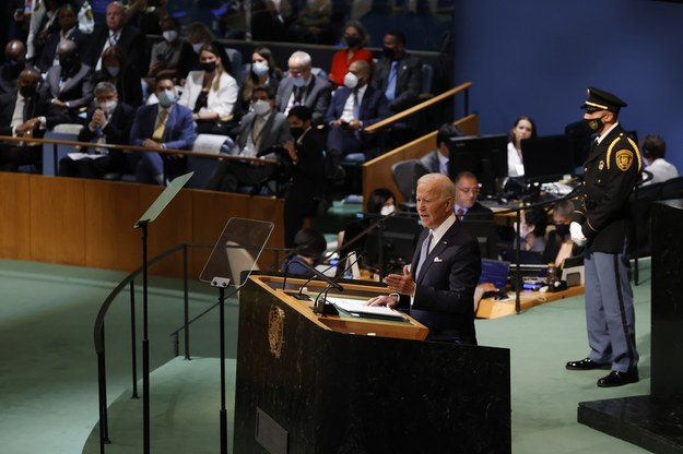 Joe Biden w trakcie przemówienia /JASON SZENES    /PAP/EPA