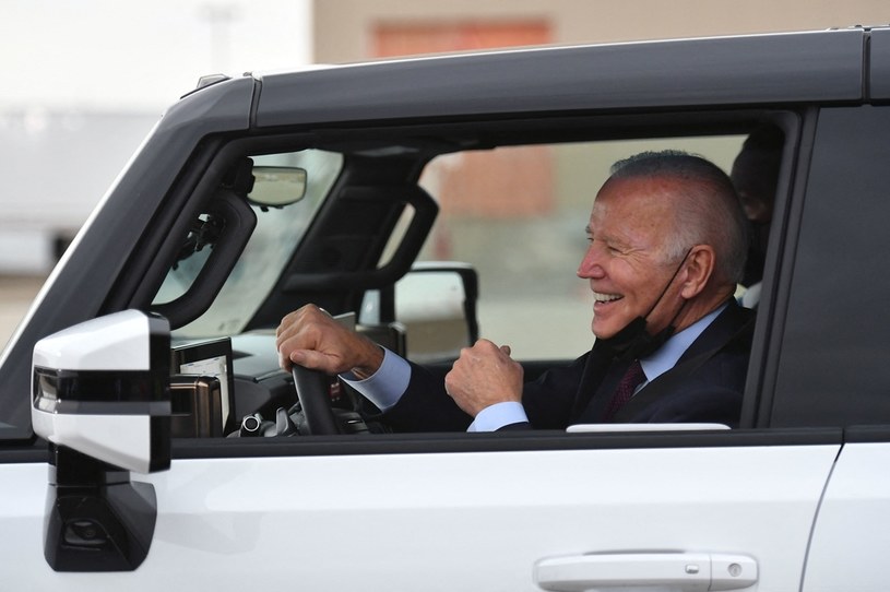 Joe Biden za kierownicą elektrycznego Hummera /AFP