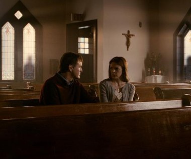 Joe Chrest i Ashley Bell w scenie z filmu "Ostatni egzorcyzm. Część 2"