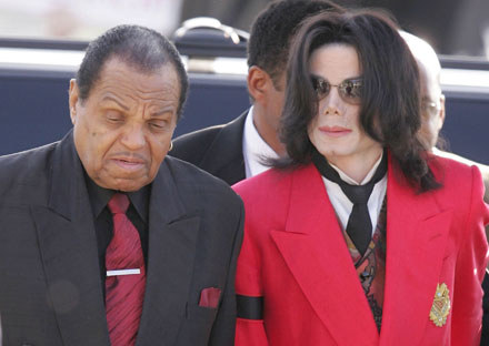 Joe i Michael Jacksonowie fot. Carlo Allegri /Getty Images/Flash Press Media