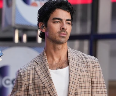 Joe Jonas jako pierwszy z braci spróbował swoich sił solo. Sromotna porażka zmusiła go do zwrócenia się po pomoc