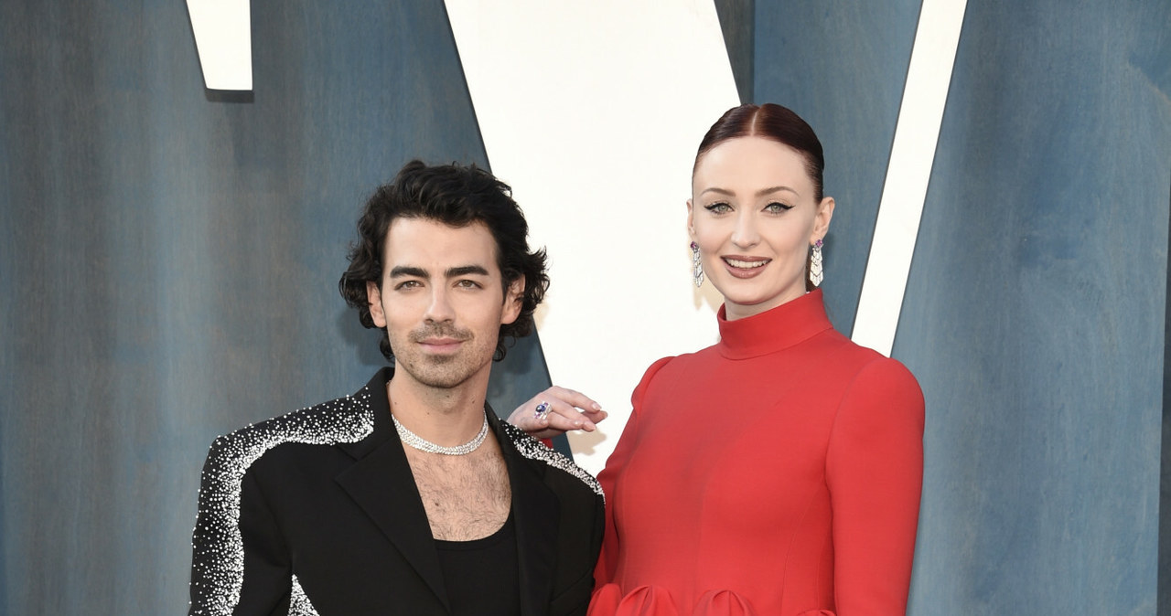 Joe Jonas wybrał bardzo niekonwencjonalne wzory. Z kolei, Sophie Turner promieniała soczystą czerwienią /Invision/Invision/East News /East News