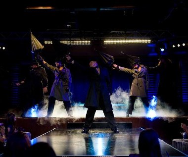 Joe Manganiello, Adam Rodriguez, Channing Tatum, Matt Bomer i Kevin Nash w scenie z filmu "Magic Mike