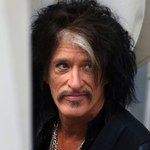 Joe Perry - gitarzysta Aerosmith - trafił do szpitala po koncercie