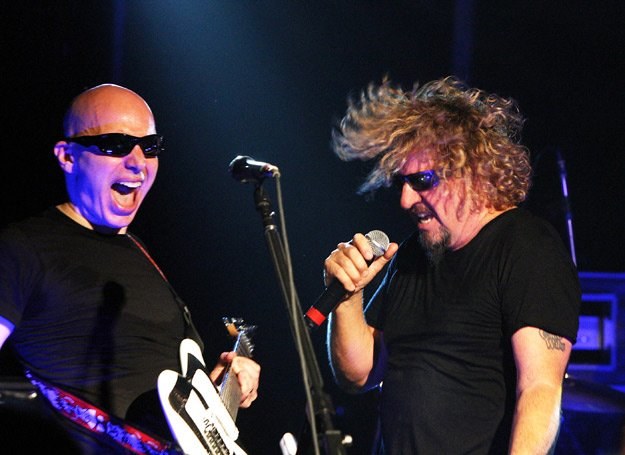 Joe Satriani i Sammy Hagar (Chickenfoot) świetnie czują się razem na scenie - fot. Frazer Harrison /Getty Images/Flash Press Media
