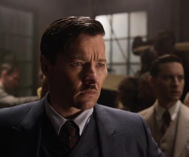 Joel Edgerton, Tobey Maguire i Elizabeth Debicki w scenie z filmu "Wielki Gatbsy"